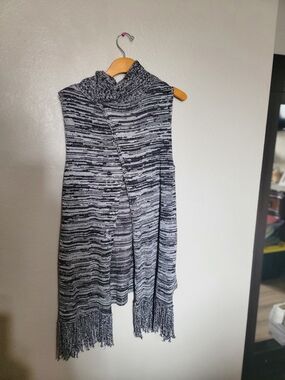 Sleeveless Knit Fringe Cardigan Vest in Black & White